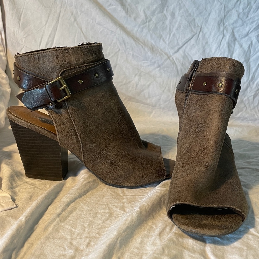 Francesca’s collection 3.5” brown ankle booties